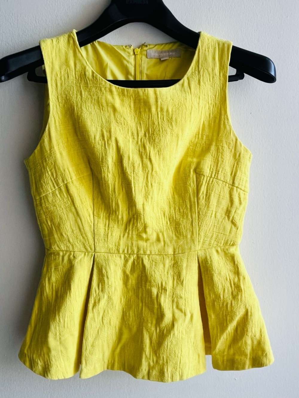Banana Republic Yellow Sleeveless Peplum Top Blouse Size 2 Textured Flower Print